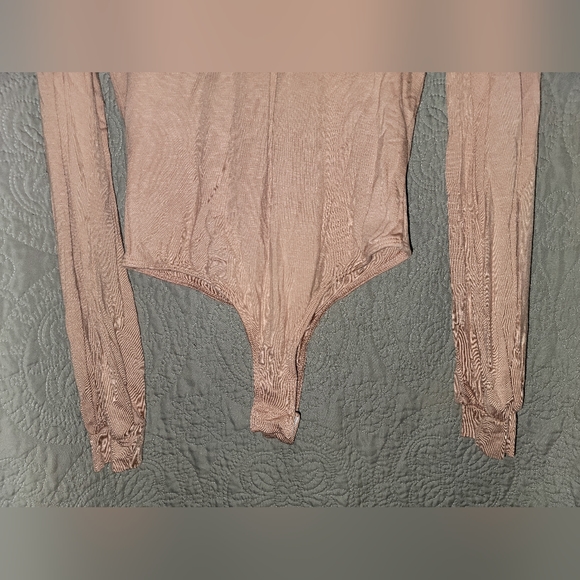 Lulu’s V-Neck, Balloon Sleeve, Long sleeve bodysuit, size S - Picture 3 of 8